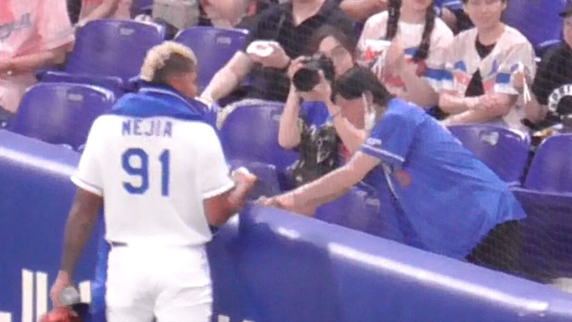 優しい気持ちが繋がる瞬間　メヒアがちびっ子にボールをプレゼント　メヒア→優しいファンの男性→お父さん→ちびっ子へ　中日ドラゴンズVS東北楽天ゴールデンイーグルス　2024/06/08