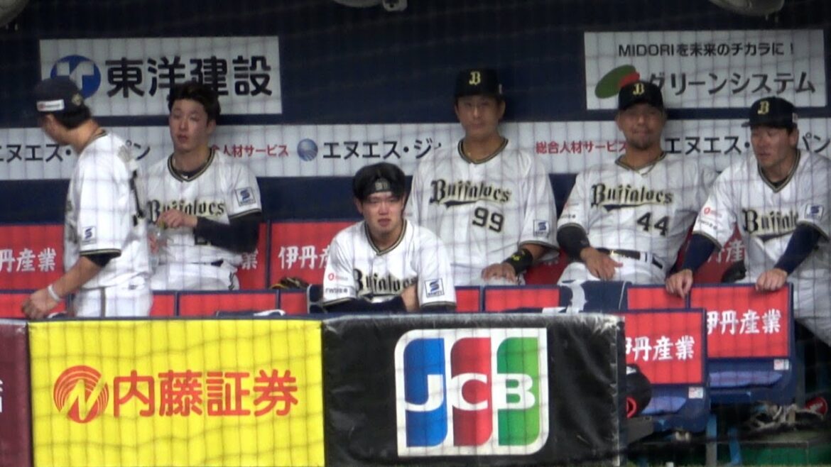 よけたのに不運にもファールボールがあたる太田椋