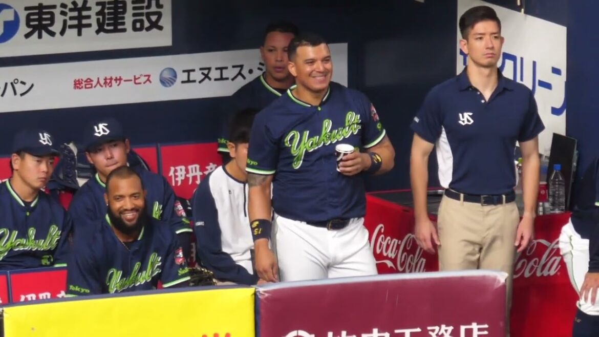 オスナ選手 熱かったコーヒーを独特な方法で冷ます!? 2024/6/16 vsオリックス オスナ選手 熱かったコーヒーを独特な方法で冷ます!? 2024/6/16 vsオリックス