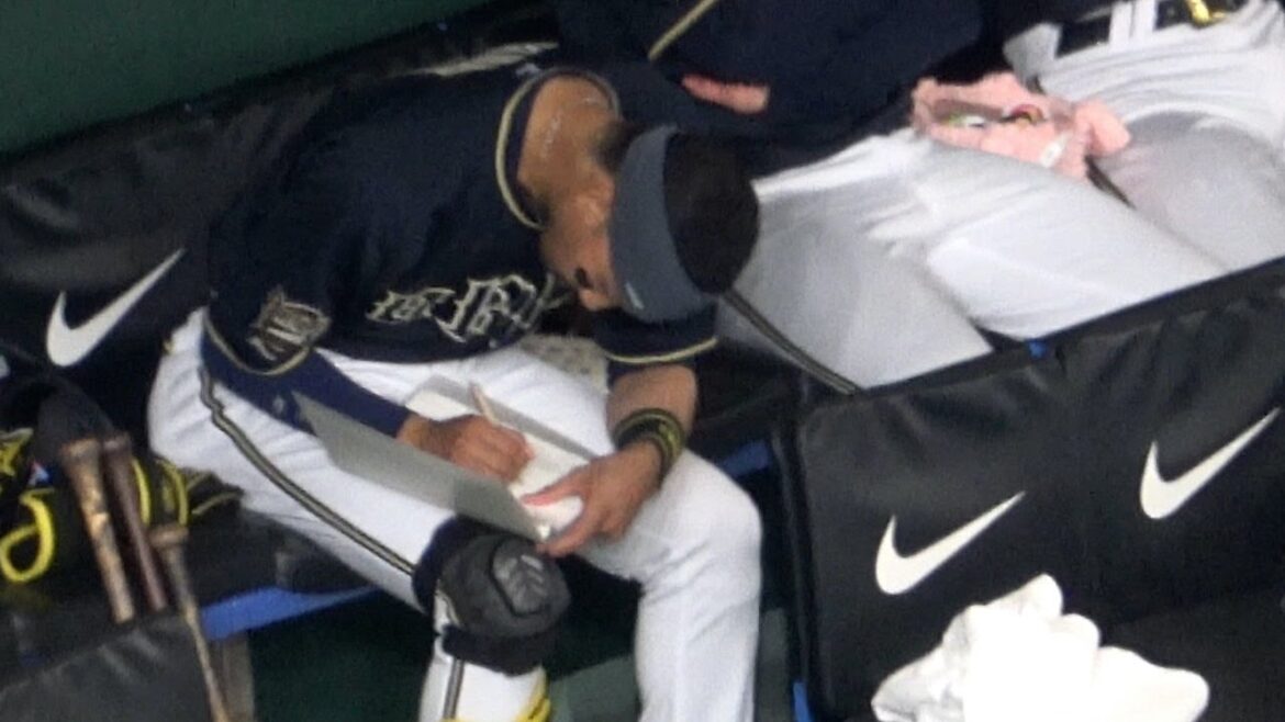 試合前、集中して野球ノートに何かを書き込む宗佑磨