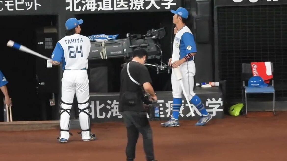 試合前リラックスモードの田宮裕涼＆細川凌平　エスコンフィールド北海道日本ハムファイターズ対巨人
