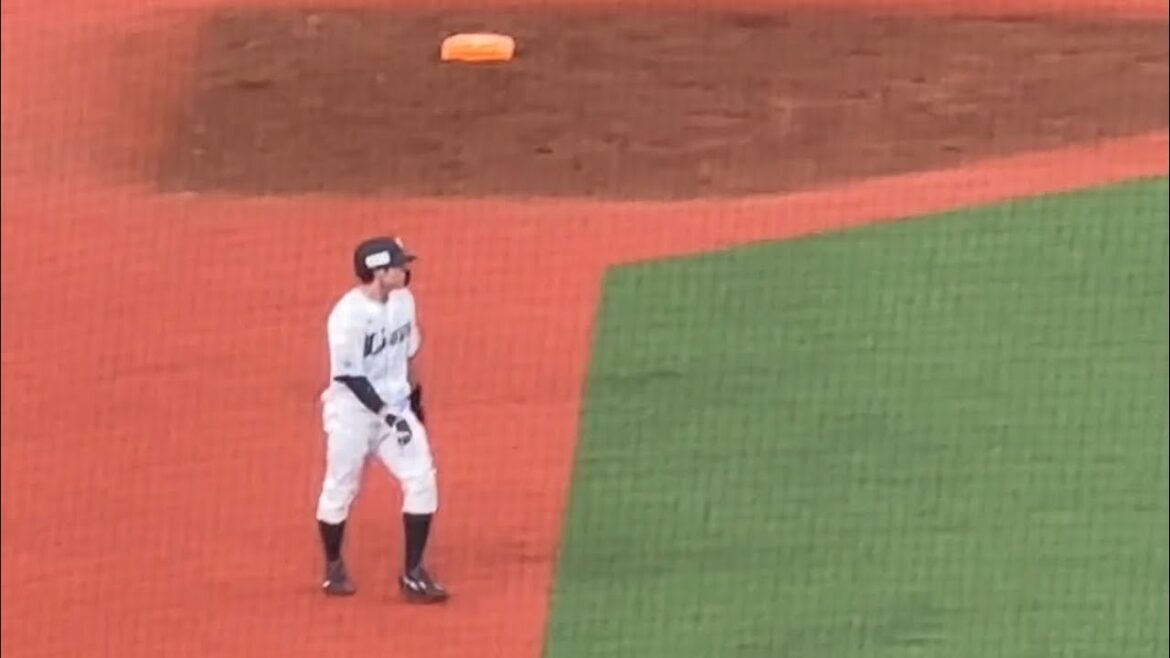 西スポ記事【 「トゥース」直後に走塁死、オードリー春日俊彰の"御前"で西武山野辺翔選手が得意ポーズ披露も…チームは3連敗で物議「公式ポーズに」「ふざけてんじゃないよ」 】の場面※トゥース撮れておらず🙏