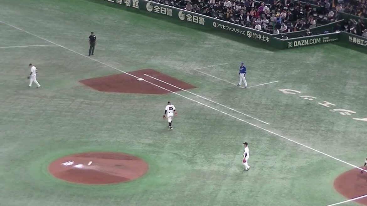 ランナー二塁で山本泰寛のバント 岡本和真チャージも三塁間に合わず一塁へ＜読売ジャイアンツ 対 中日ドラゴンズ 2024年4月24日＞