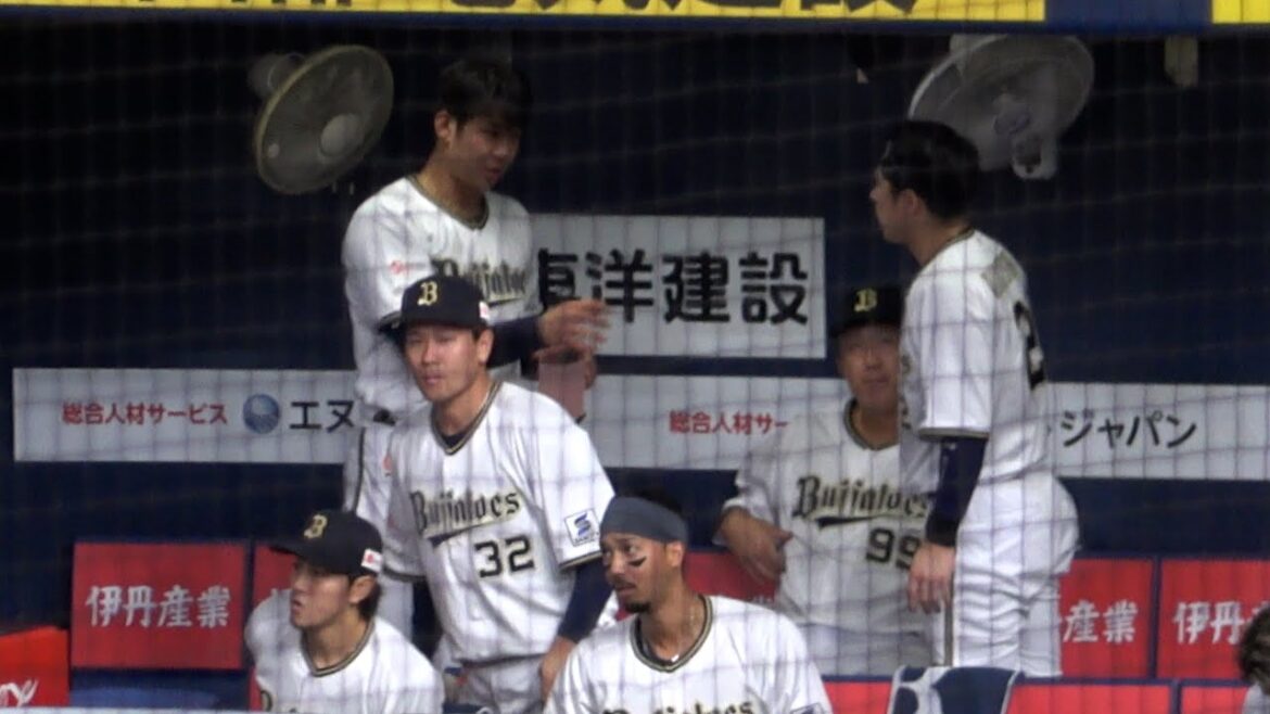 制球安定せず苦しい立ち上がりになった山下、初回・2回のイニング間で若月としっかりコミュニケーションをとる