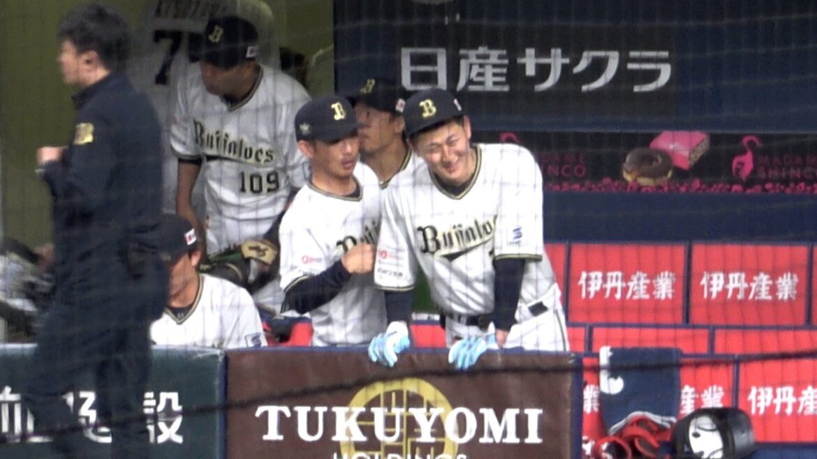 試合前、梵コーチが厳しめな表情で何かを伝えるが笑ってかわす紅林弘太郎
