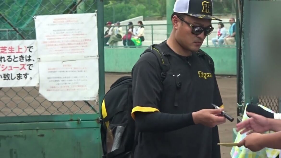 ファンサービスに応じる秋山拓巳