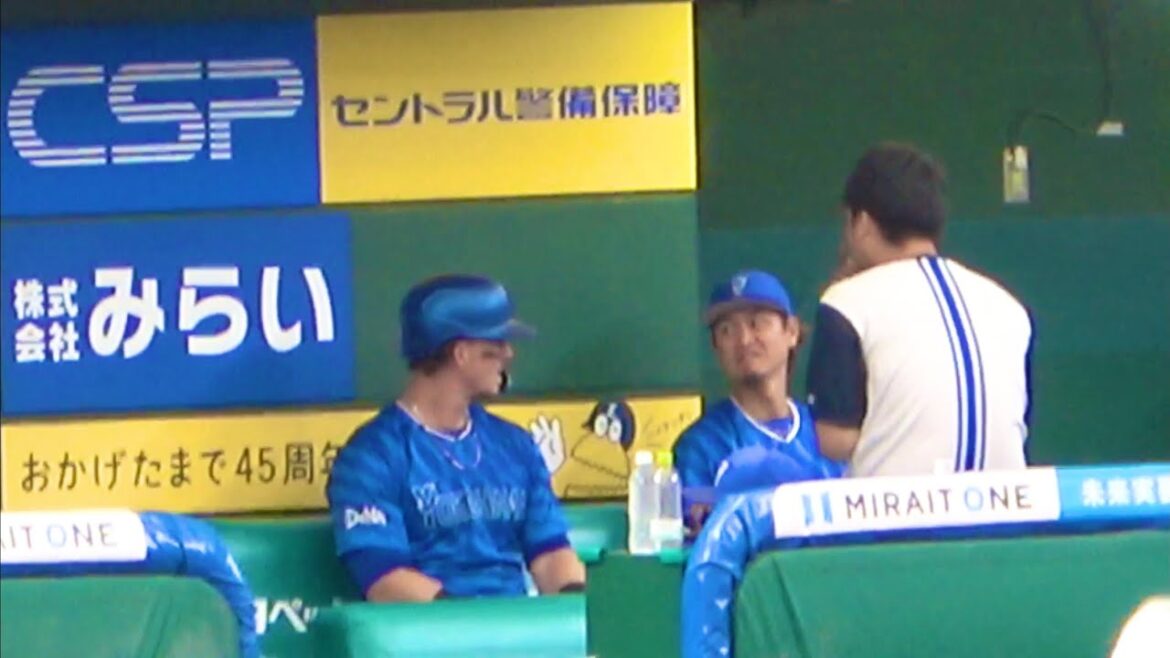 石井琢朗コーチが声をかけ、トレーナーとも話すオースティン、大和戸柱も心配そうにする 横浜DeNAベイスターズ 2024/6/15