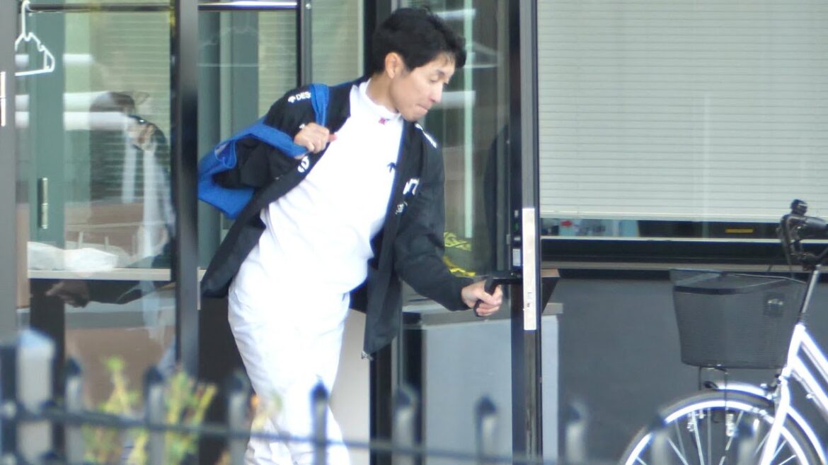 【武豊】G1調教の音楽に乗ってダッシュで退勤するレジェンド!最後に挨拶しているのは誰だ!? 【武豊】G1調教の音楽に乗ってダッシュで退勤するレジェンド!最後に挨拶しているのは誰だ!?