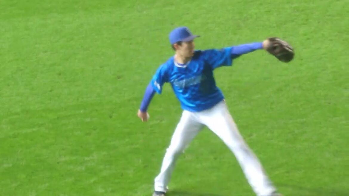 2024/06/02 日本ハム-DeNA 試合前に外野で遠投をする大貫