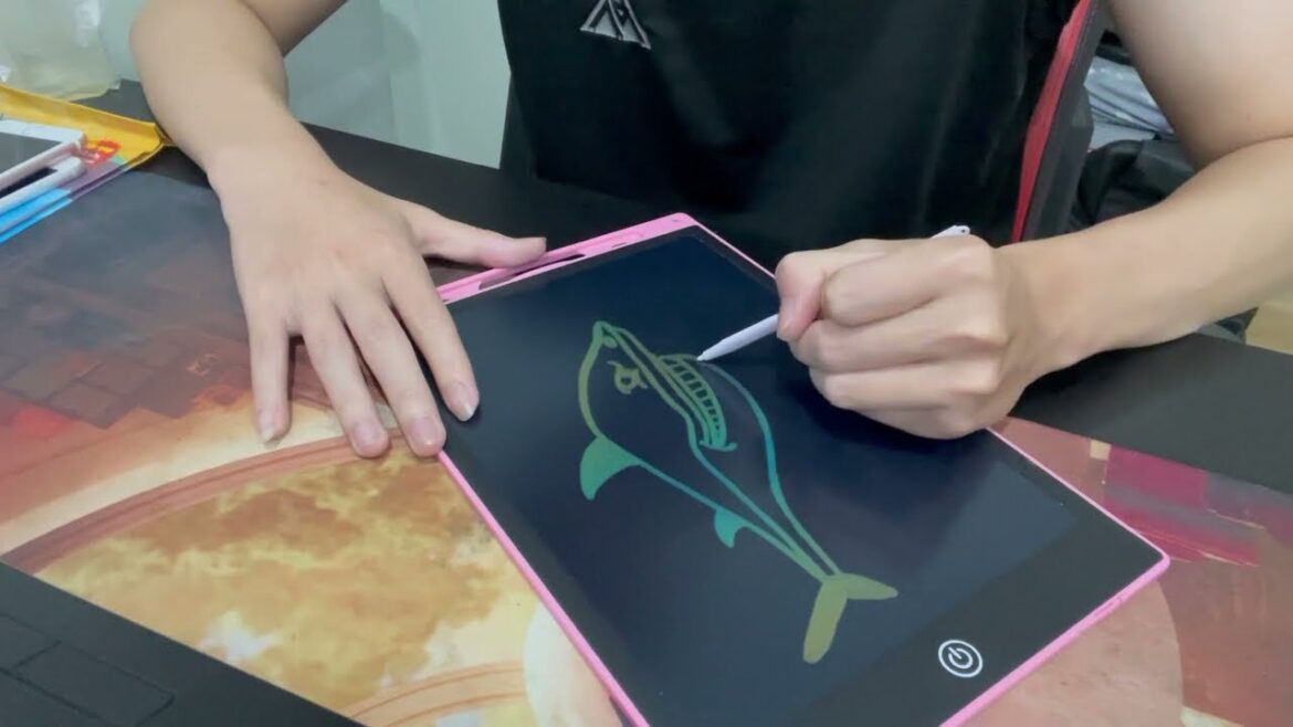 Vẽ cá heo đang bơi ngắm cảnh