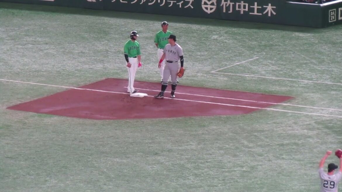 リプレイ中の西川遥輝と岡本和真の和やかな雰囲気（2024年6月22日 読売ジャイアンツ対ヤクルトスワローズ）