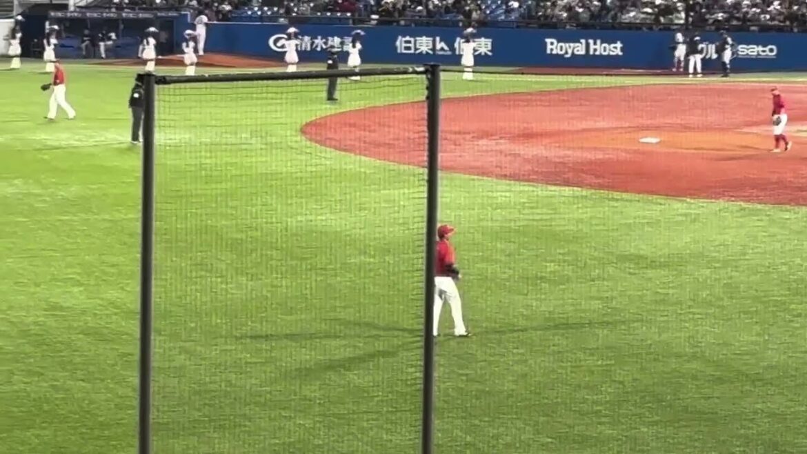 ホームラン後、交代してるのに気付かず宇草コールが止まずw 俺じゃないと照れながらキャッチボールをする秋山w