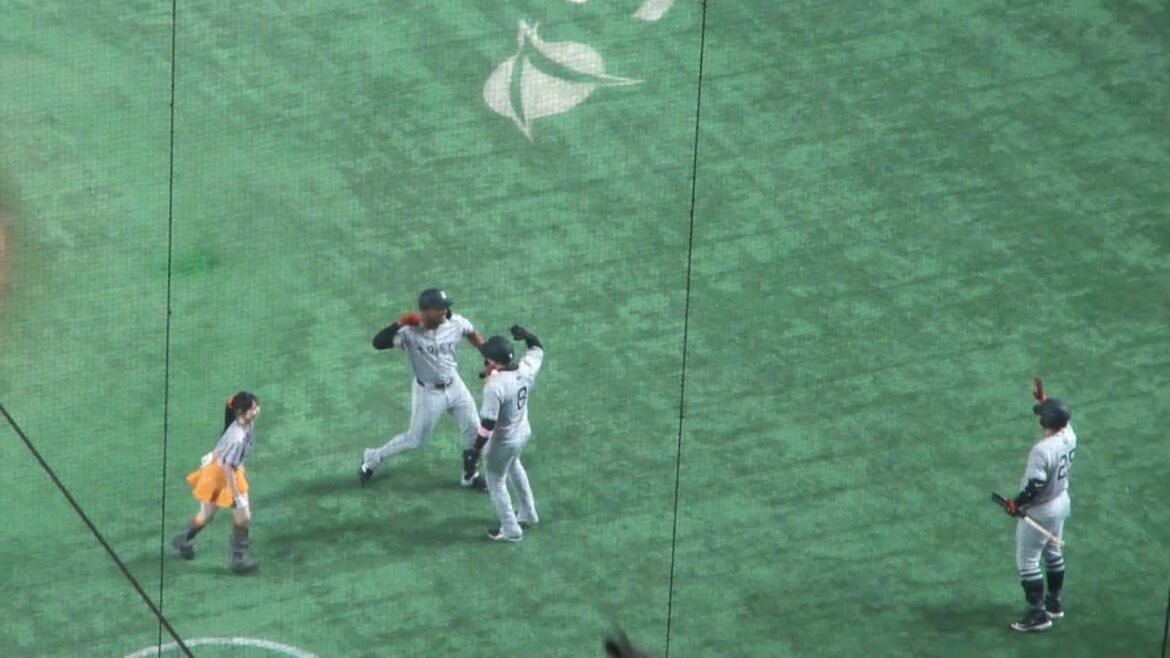 読売ジャイアンツ 3回裏 一挙3点の攻撃　ヘルナンデスの2ランホームラン、吉川尚輝のタイムリーツーベースヒットなど　巨人 vs ヤクルト　2024年6月23日(日) 東京ドーム