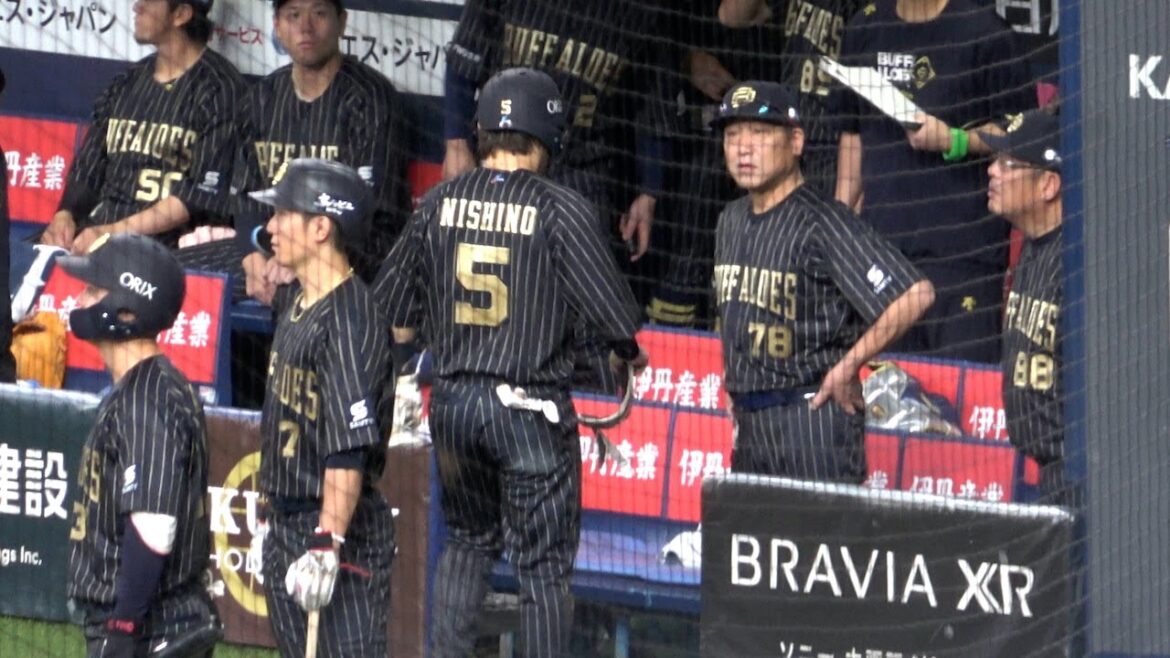 三塁にヘッドスライディングせずタッチアウト判定後のリプレー検証中、中嶋監督に何か言われている西野真弘