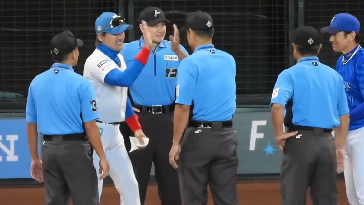 "ハイタッチ"ハマの番長三浦監督とハイタッチする新庄監督 横浜DeNAベイスターズとの交流戦　エスコンフィールド北海道日本ハムファイターズ