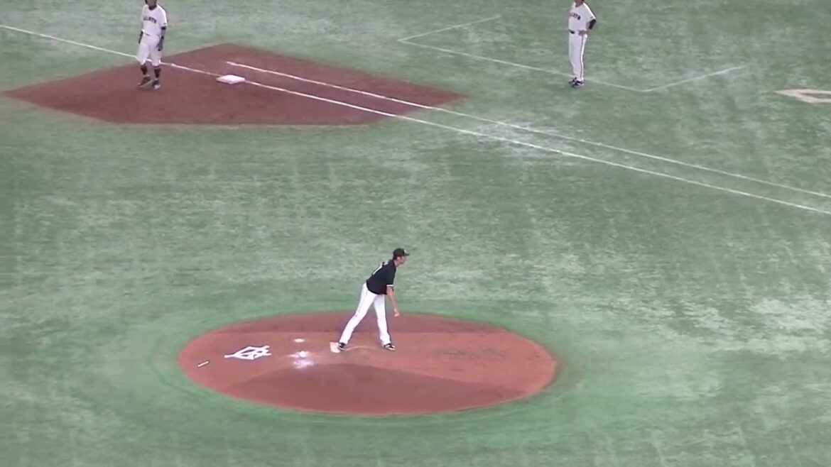 岸田行倫をゲッツーに仕留める二保 旭【読売ジャイアンツ対千葉ロッテマリーンズ2024年6月4日】