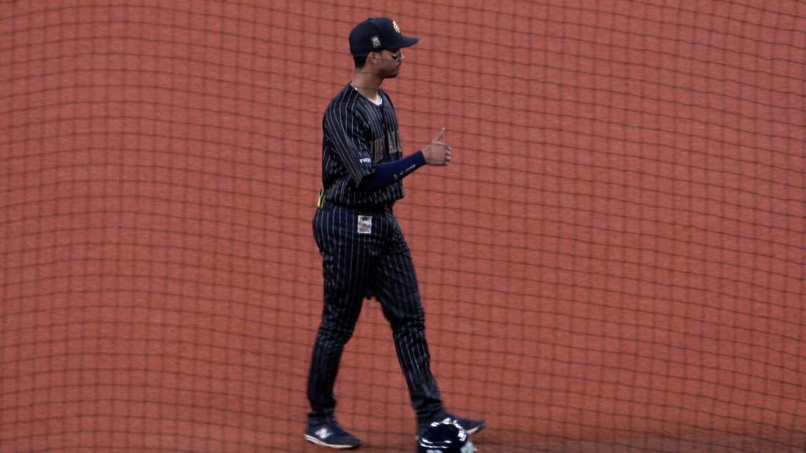 死球を受けた宗佑磨、キャッチボールでコンディションを確認後サムズアップする👍