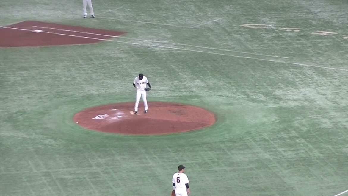 小川龍成の詰まったサードゴロを処理する坂本勇人（2024年6月6日 読売ジャイアンツ対 千葉ロッテマリーンズ）