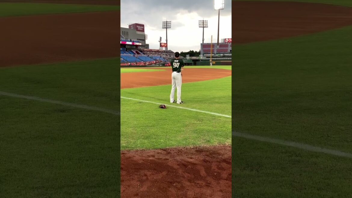 台鋼雄鷹魔鷹熱身中 TSG Hawks Steven Moya warming up 台鋼ホーくススティーブン・モヤウォームアップしています