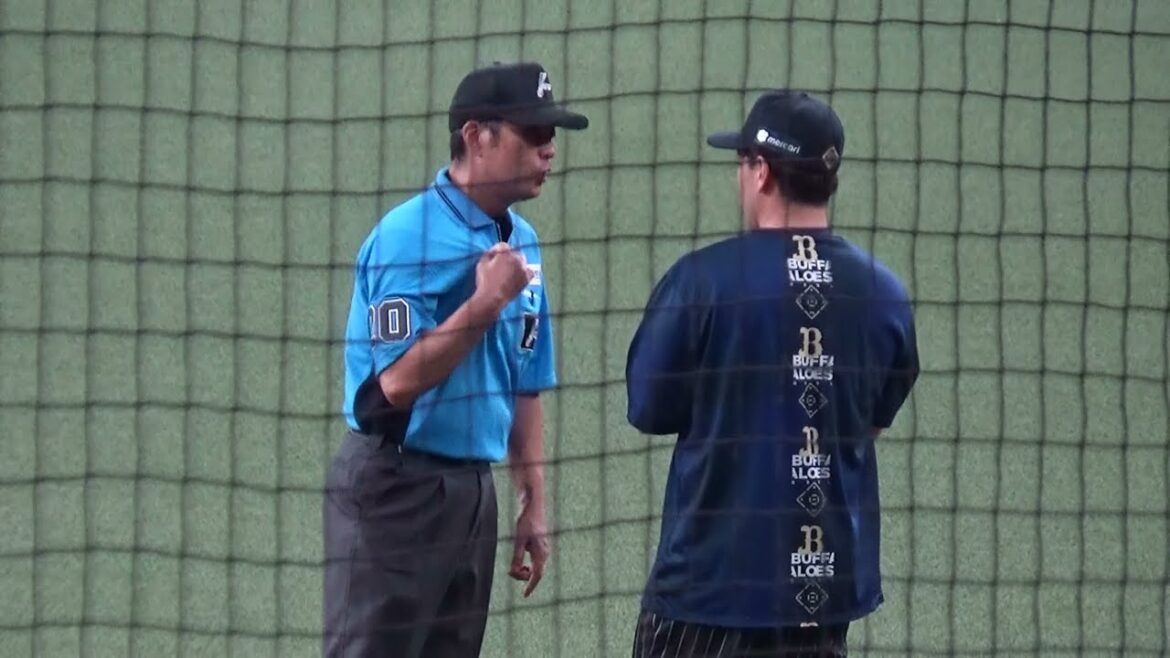 【審判ウォッチ（ミニ）】キャッチボール中のオリックス福永選手に対し、白井一行審判員より服装について注意・指導が入る。【2024.6.15 オリックス vs 東京ヤクルト ２回戦 ＠京セラドーム大阪】