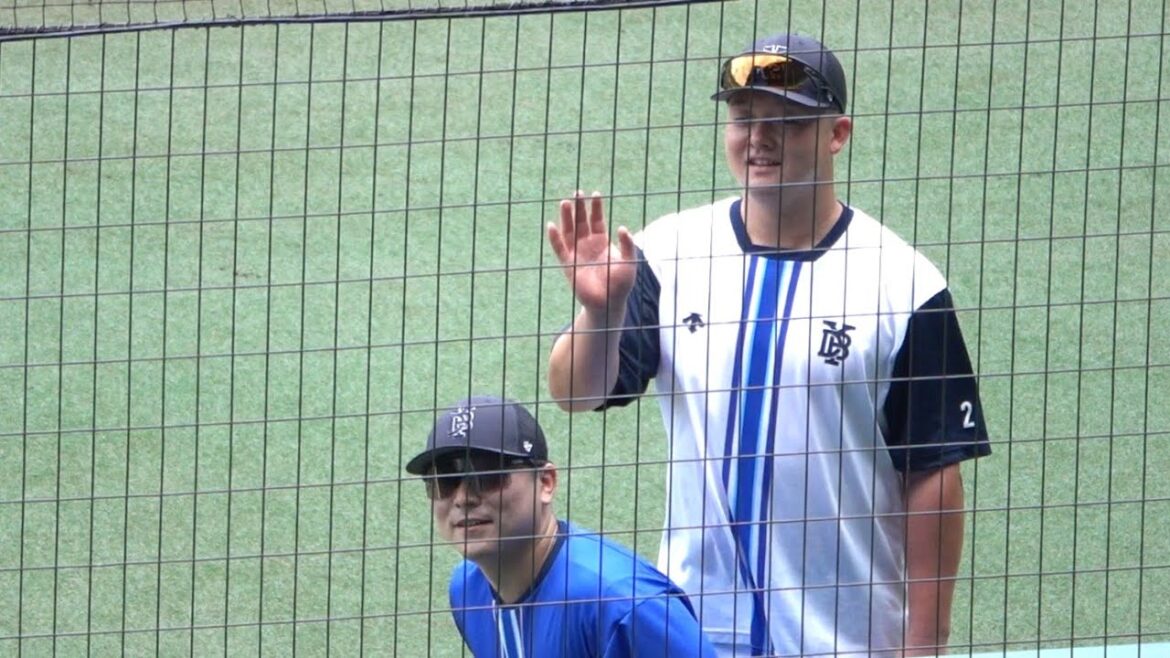 スタンドの方々と談笑する山本祐大・牧秀悟・佐野恵太の試合前練習中のひととき 2024/06/22 横浜DeNAベイスターズ