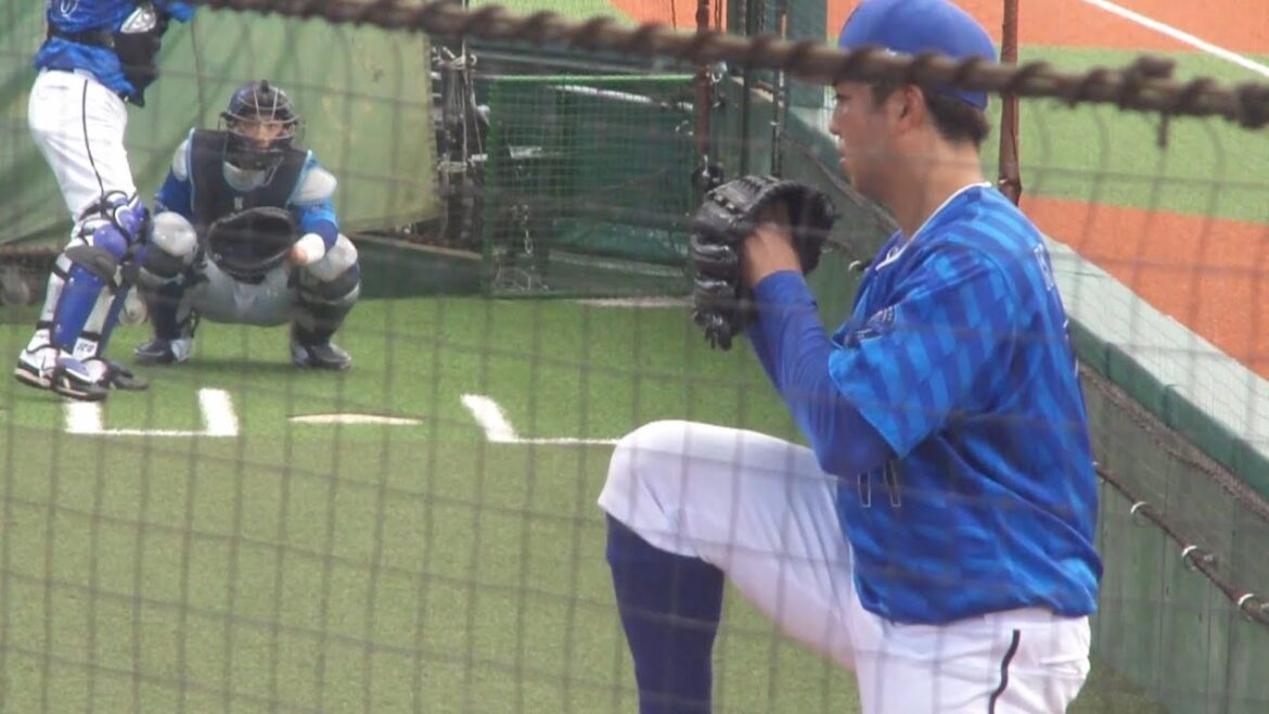 DeNA 東克樹が試合前にブルペンで投球練習　2024年6月15日(土) ベルーナドーム