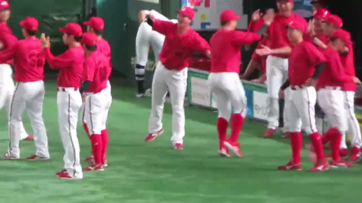 カープ3回 小園海斗ショートフライを背面キャッチ❗💪ファインプレー キャッチ後もナイス返球でヘルナンデスもアウトでゲッツー カープ3回 小園海斗ショートフライを背面キャッチ❗💪ファインプレー キャッチ後もナイス返球でヘルナンデスもアウトでゲッツー