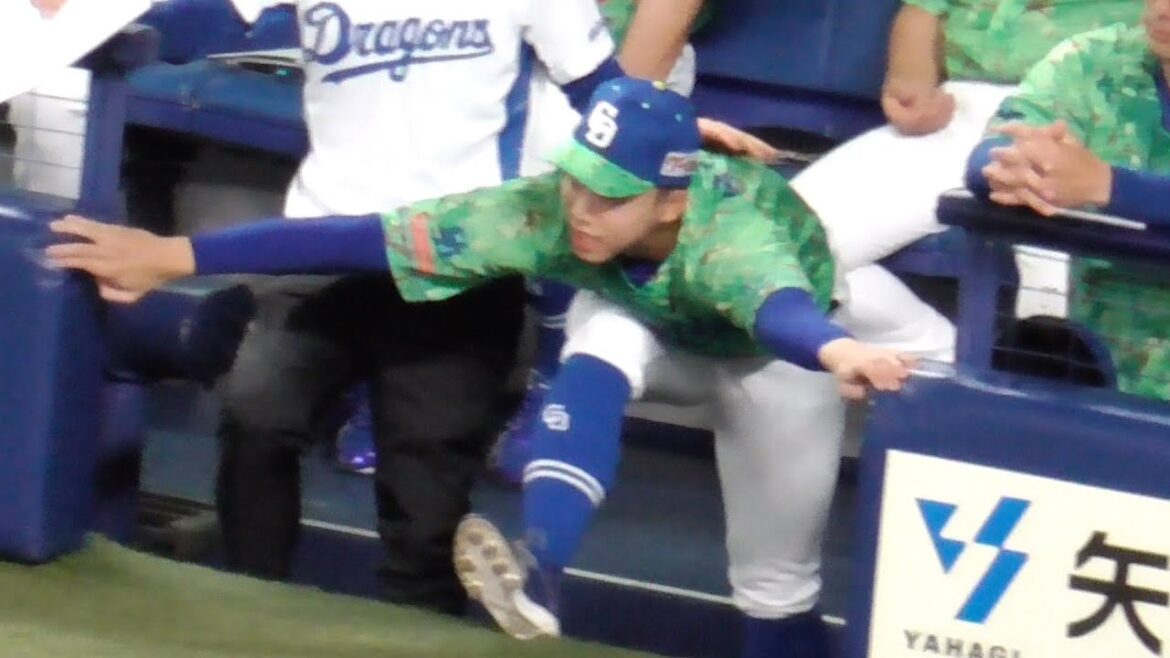 【とても珍しい】花束贈呈係は岡林勇希 緑の昇竜ユニで可愛くダッシュ ドアラのしっぽをムニュっとつまむ 中日ドラゴンズVS横浜DeNAベイスターズ 2024/06/28 【とても珍しい】花束贈呈係は岡林勇希 緑の昇竜ユニで可愛くダッシュ ドアラのしっぽをムニュっとつまむ 中日ドラゴンズVS横浜DeNAベイスターズ 2024/06/28