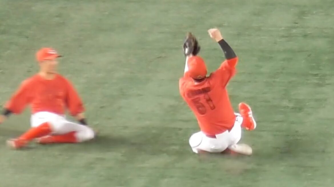 小園海斗、一死二三塁のピンチで背面キャッチのナイスプレーでゲッツーを完成させる！2024年6月28日