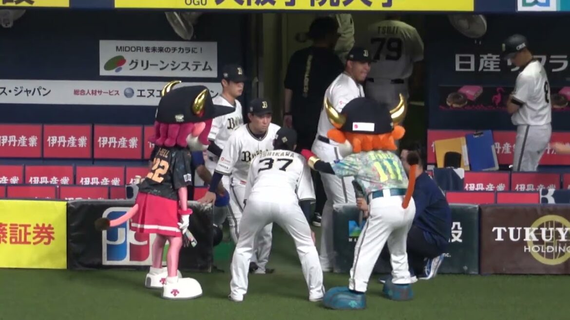 ブル君、ベルたそ、安達と一緒にプチ円陣を組む石川亮