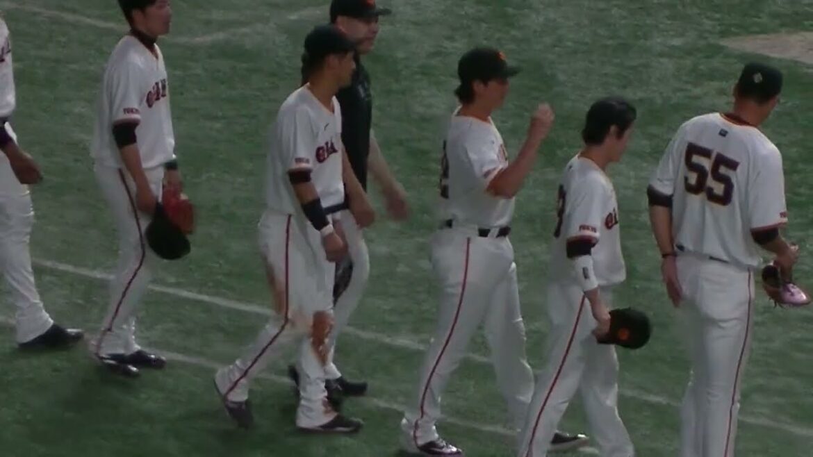 【2安打の日】秋広優人ともこの日はハイタッチする阿部監督【読売ジャイアンツ対千葉ロッテマリーンズ2024年6月4日】