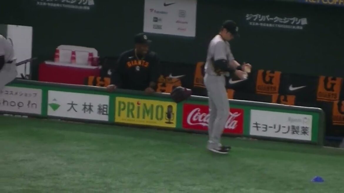 試合前 泉口友汰と楽しそうな立岡宗一郎など（読売ジャイアンツ 対 ヤクルトスワローズ2024年6月22日）