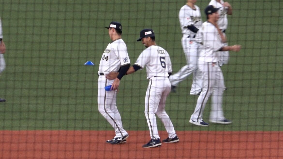 宗におケツを叩かれた紅林、思ったよりも痛かったような反応を見せる