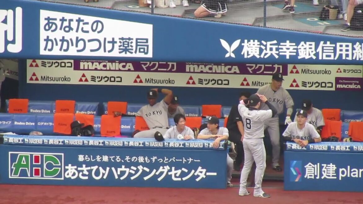ハンディ扇風機をいじる小林誠司と重信慎之介（横浜DeNAベイスターズ対 読売ジャイアンツ 2024年6月27日）