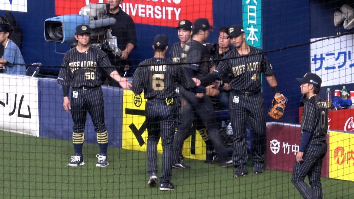 背中に死球を受けても軽快な守備で魅せる宗佑磨！