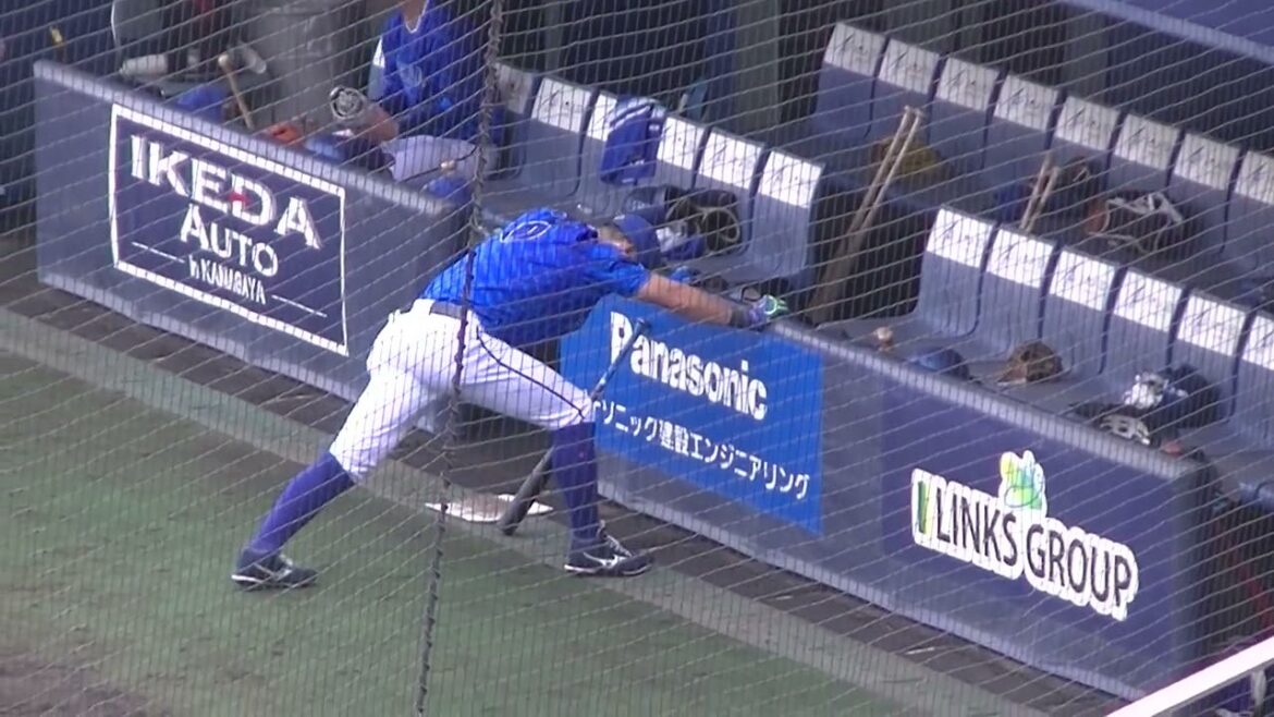 試合前ストレッチする大田泰示（2024年4月23日 日本ハムファイターズ対 横浜DeNAベイスターズ 2軍）