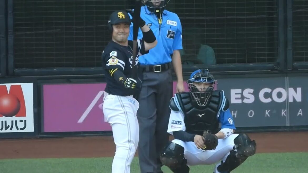 近藤健介が今日も大活躍、伊藤大海からツーベースヒットを放ち奈良間大己と抱き合う　エスコンフィールド北海道日本ハムファイターズ対ソフトバンク