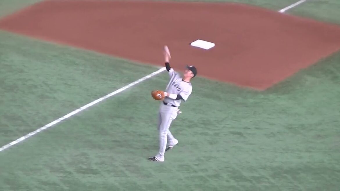 坂本勇人 秋広優人に背面キャッチをやらせようとするもｗ（読売ジャイアンツ 対 ヤクルトスワローズ2024年6月22日）