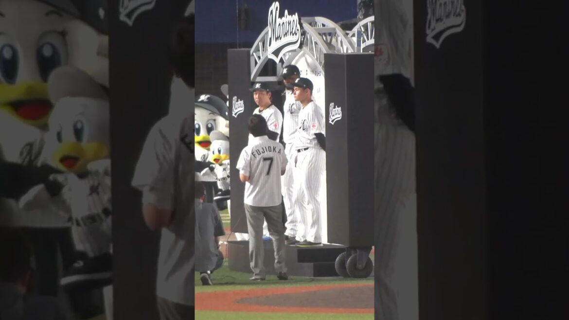 【M-E】ウイニングボールを譲り合う益田直也と中森俊介【2024.6.26】