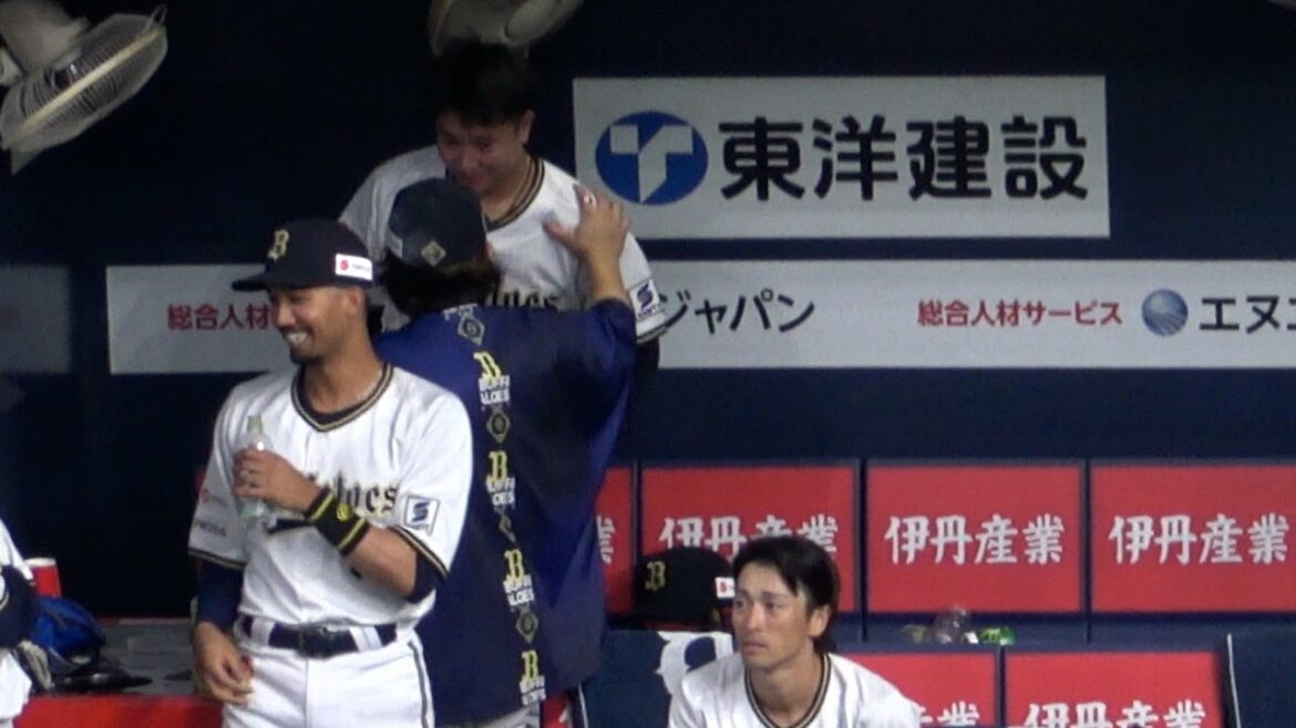 連続無失点記録が途絶えた古田島を励ます宮城大弥