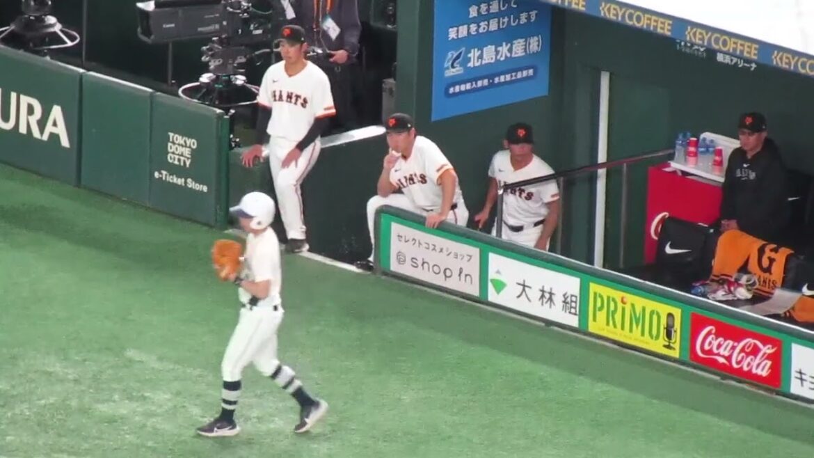 泉圭輔の投球を見る赤星優志と長野久義（読売ジャイアンツ対 中日ドラゴンズ2024年4月24日）