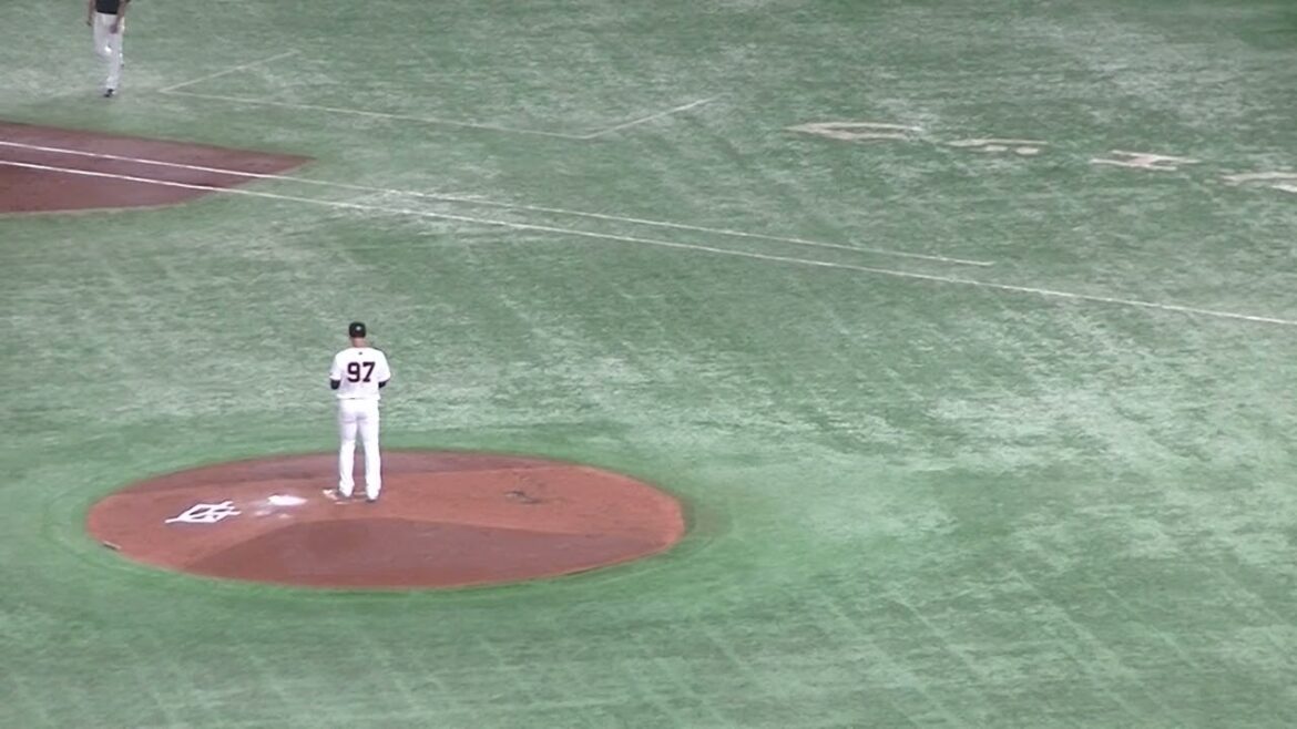 レフトへヒットを放つ田村龍弘（2024年6月6日 読売ジャイアンツ対 千葉ロッテマリーンズ）