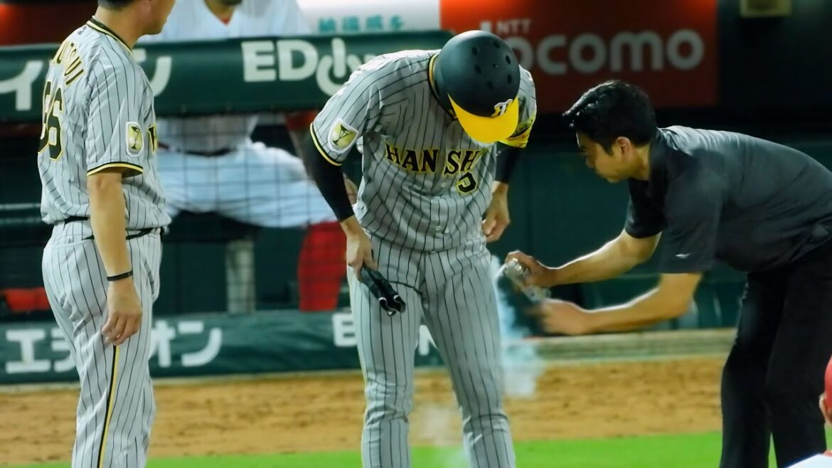 【痛ってぇぇ…】近本光司、左足付け根付近に死球を喰らい苦悶の表情…痛すぎて一塁ベース付近でしゃがみ込む 2024.7.4