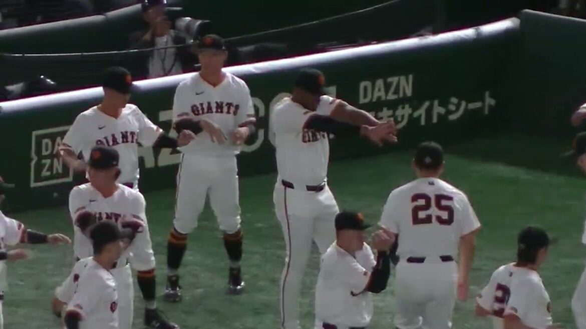 トレードの若林楽人に話しかける佐々木俊輔（2024年6月28日読売ジャイアンツ対 広島カープ）