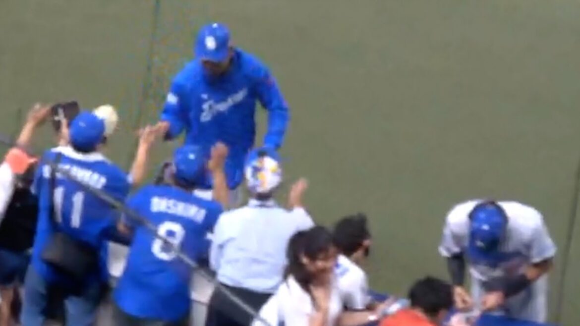 今日のヒーロー髙橋宏斗とロドリゲスがファンの声援に応えドーム一周　広島ファンのちびっ子にもサインボールをプレゼント　中日ドラゴンズVS広島東洋カープ　2024/07/05