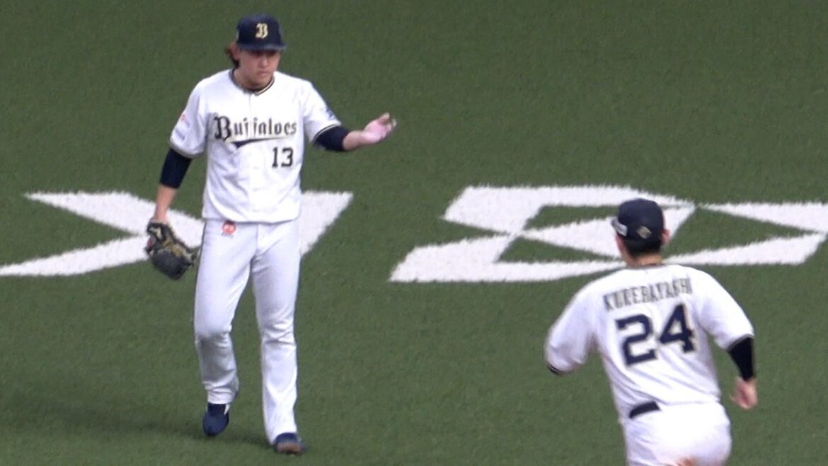 5回無失点とほぼ完璧に抑えた宮城大弥、「こっちこっち！」のジェスチャーで紅林を呼び寄せる