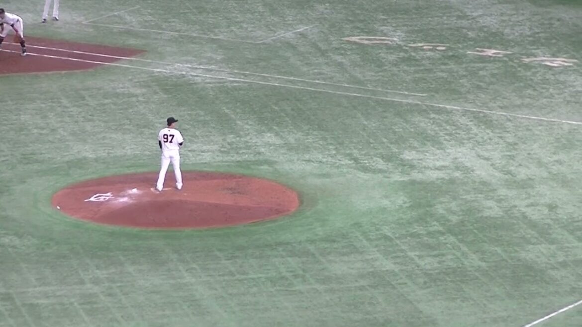 センターへヒットを放つ田村龍弘（2024年6月6日 読売ジャイアンツ対 千葉ロッテマリーンズ）