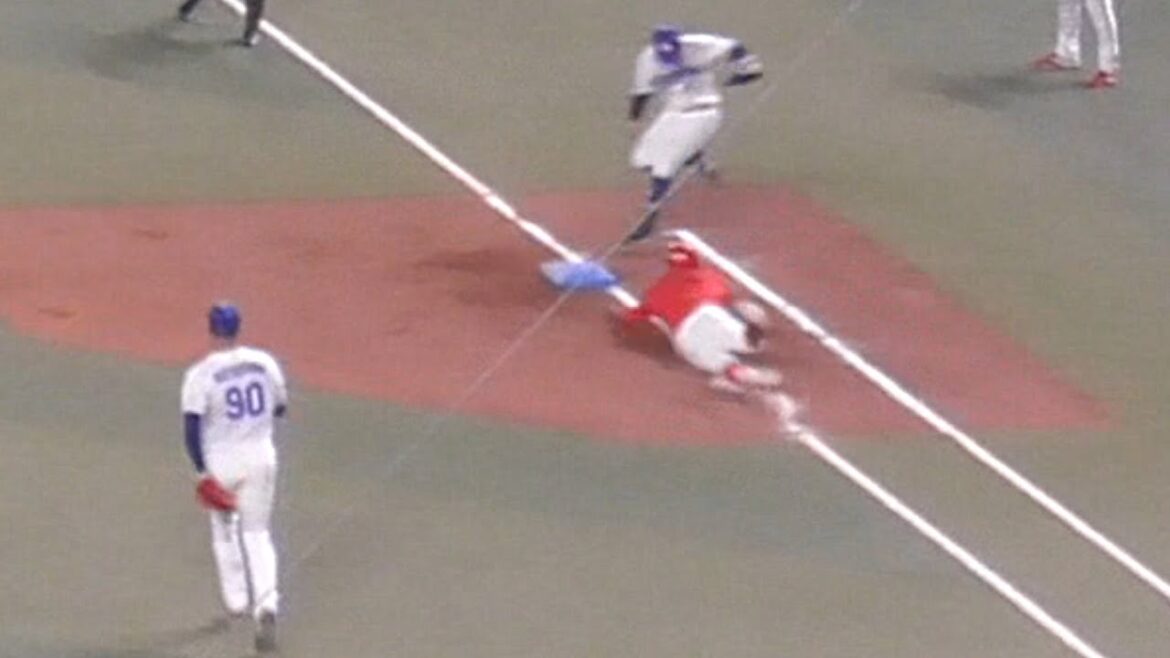 どこからともなく忍者のようにベースカバーに現れる田中幹也の好守　中日ドラゴンズVS広島東洋カープ　2024/07/07
