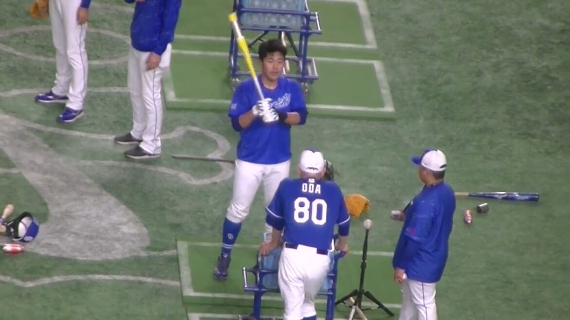 【ドラゴンズ】立浪監督にアドバイスもらってトスバッティングに入る木下拓哉（この日2安打）＜読売ジャイアンツ 対 中日ドラゴンズ 2024年4月24日＞