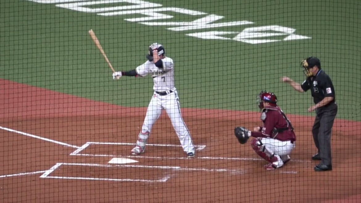 あと少しでホームランだった時の西川龍馬の打撃スイング